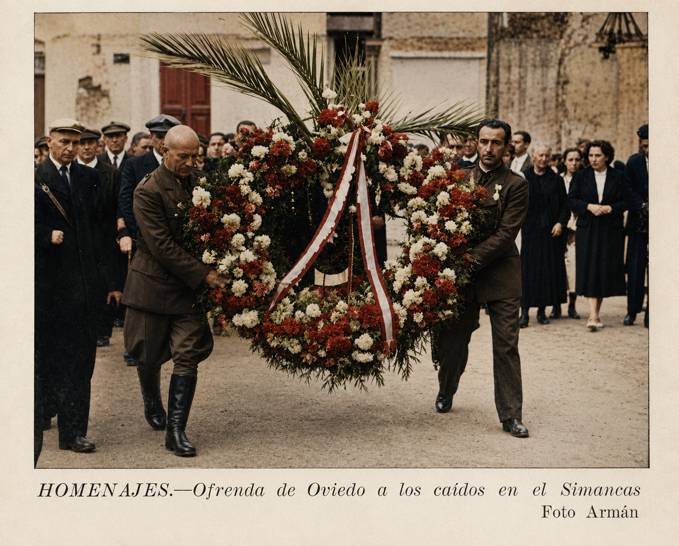 Dos hombres portan una gran corona de flores en la ofrenda de la ciudad de Oviedo a los caídos del cuartel del Simancas.